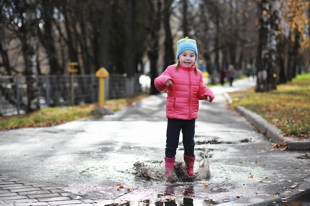 Les enfants marchent dans le parc d'automne à l'automne