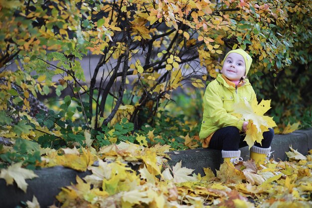 Les enfants marchent dans le parc d'automne à l'automne