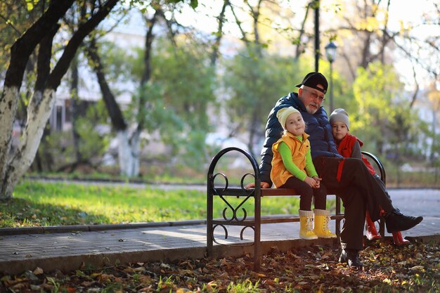 Les enfants marchent dans le parc d'automne à l'automne