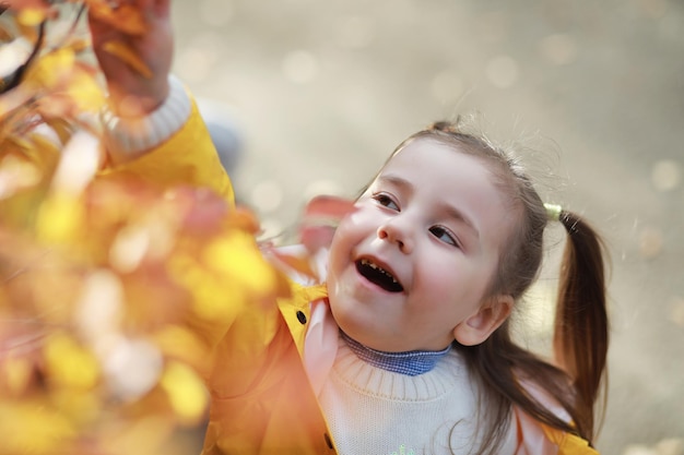 Les enfants marchent dans le parc d'automne à l'automne