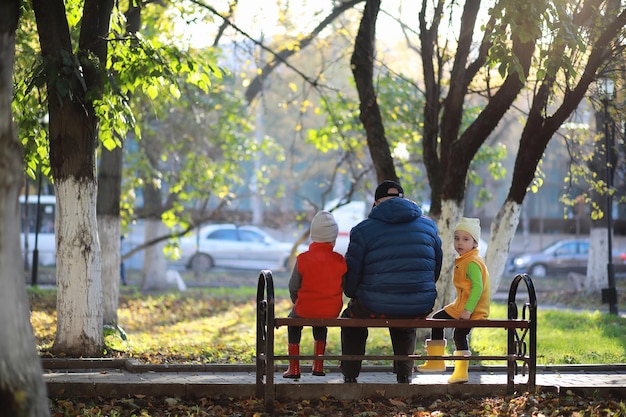 Les enfants marchent dans le parc d'automne à l'automne