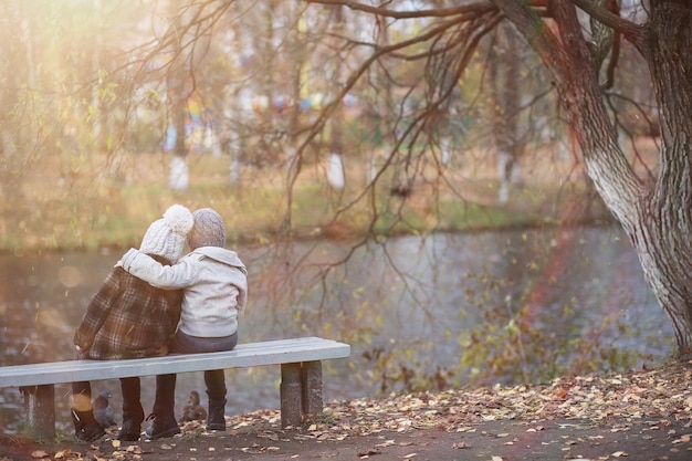 Les enfants marchent dans le parc d'automne à l'automne