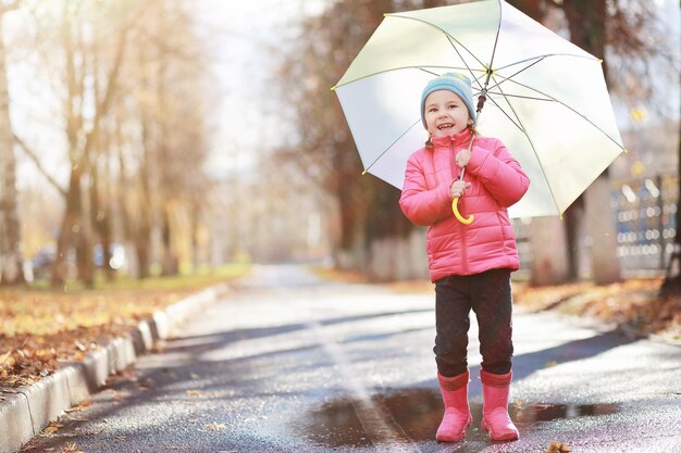 Les enfants marchent dans le parc d'automne à l'automnexA