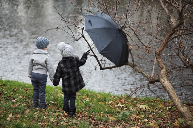 Les enfants marchent dans le parc d'automne à l'automnexA