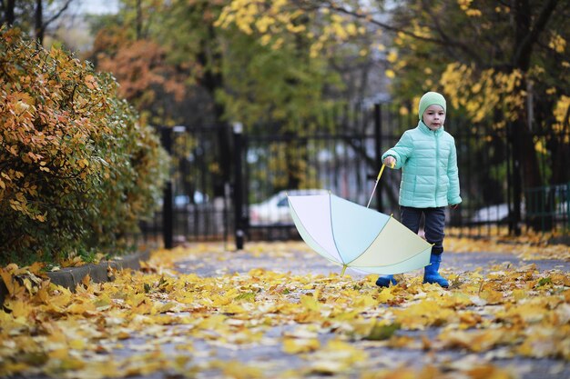 Les enfants marchent dans le parc d'automne