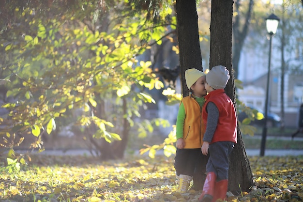 Les enfants marchent dans le parc d'automne
