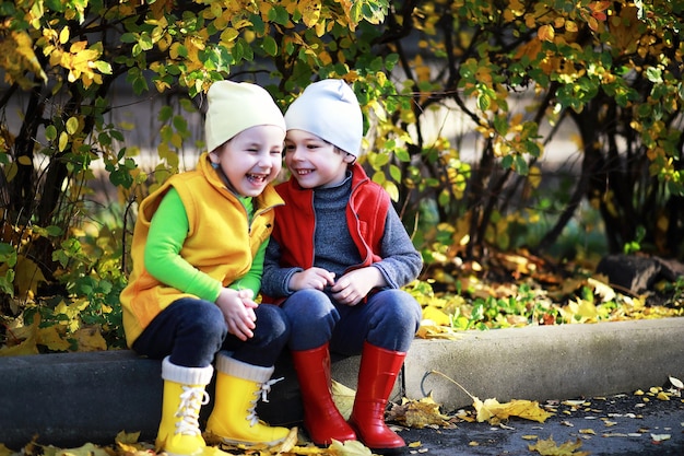 Les enfants marchent dans le parc d'automne