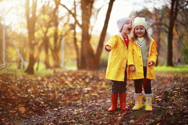 Les enfants marchent dans le parc d'automne