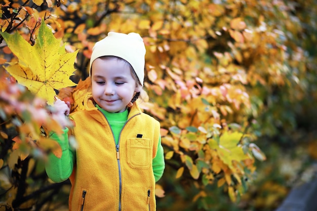 Les enfants marchent dans le parc d'automne