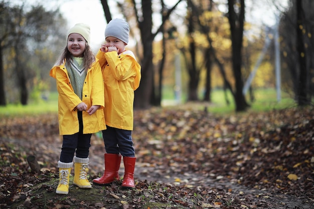 Les enfants marchent dans le parc d'automne