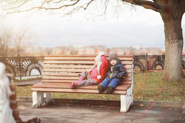 Les enfants marchent dans le parc d'automne