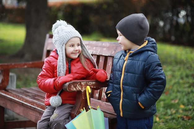 Les enfants marchent dans le parc d'automne