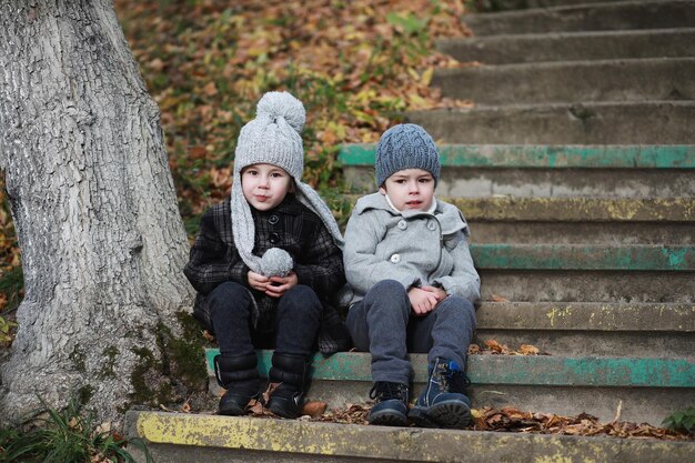 Les enfants marchent dans le parc d'automne