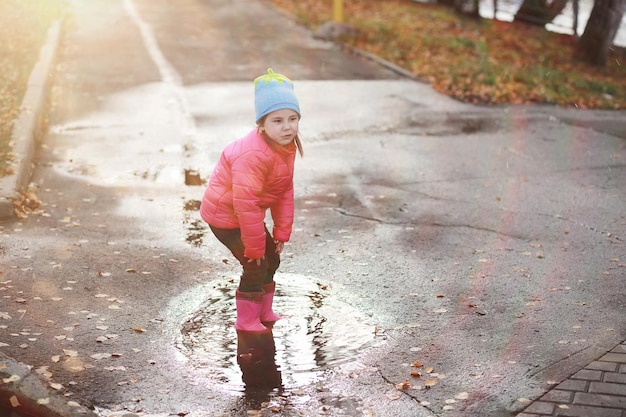 Les enfants marchent dans le parc d'automne