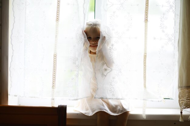 Les enfants marchent en été dans la nature Enfant un matin de printemps ensoleillé dans le parc Voyager avec des enfants