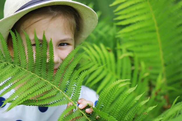 Les enfants marchent en été dans la nature Enfant un matin de printemps ensoleillé dans le parc Voyager avec des enfants