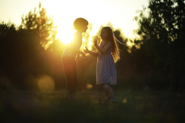 Les enfants marchent en été dans la nature Enfant un matin de printemps ensoleillé dans le parc Voyager avec des enfants