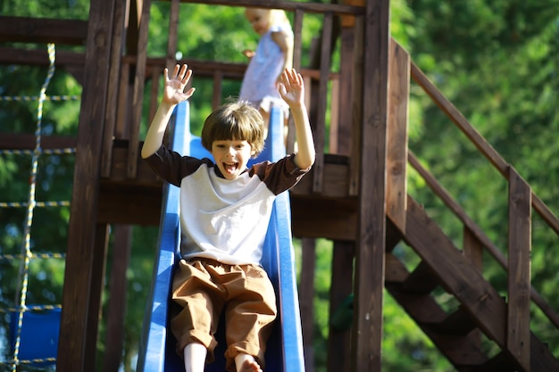 Les enfants marchent en été dans la nature Enfant un matin de printemps ensoleillé dans le parc Voyager avec des enfants