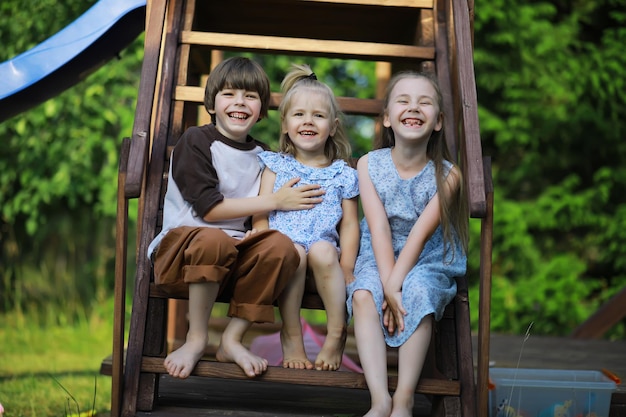 Les enfants marchent en été dans la nature Enfant un matin de printemps ensoleillé dans le parc Voyager avec des enfants