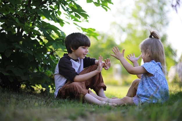 Les enfants marchent en été dans la nature Enfant un matin de printemps ensoleillé dans le parc Voyager avec des enfants