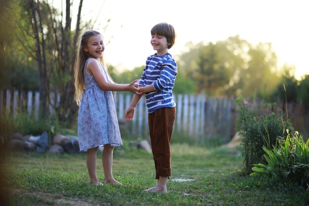 Les enfants marchent en été dans la nature Enfant un matin de printemps ensoleillé dans le parc Voyager avec des enfants