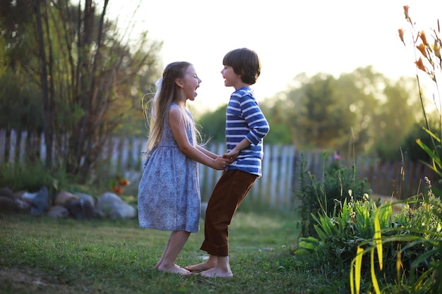 Les enfants marchent en été dans la nature Enfant un matin de printemps ensoleillé dans le parc Voyager avec des enfants