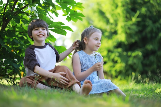 Les enfants marchent en été dans la nature Enfant un matin de printemps ensoleillé dans le parc Voyager avec des enfants