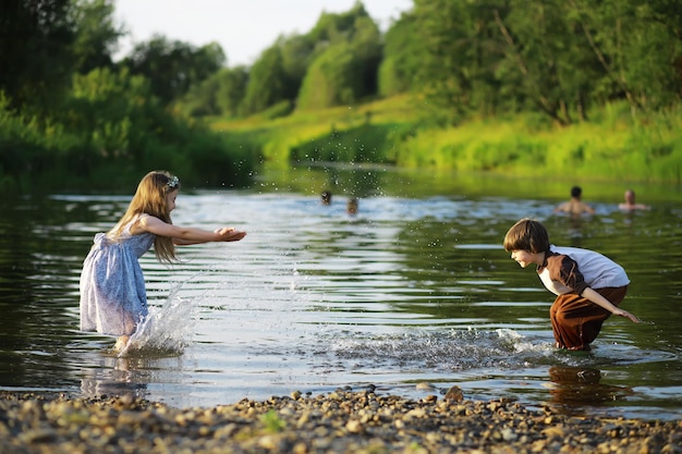 Les enfants marchent en été dans la nature Enfant un matin de printemps ensoleillé dans le parc Voyager avec des enfants