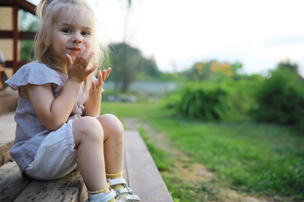 Les enfants marchent en été dans la nature Enfant un matin de printemps ensoleillé dans le parc Voyager avec des enfants