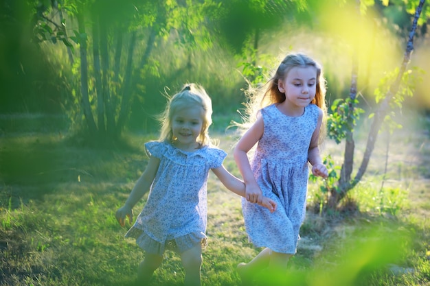 Les enfants marchent en été dans la nature Enfant un matin de printemps ensoleillé dans le parc Voyager avec des enfants