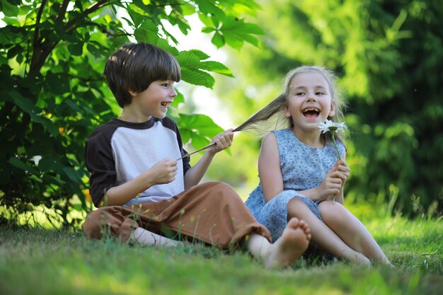 Les enfants marchent en été dans la nature Enfant un matin de printemps ensoleillé dans le parc Voyager avec des enfants