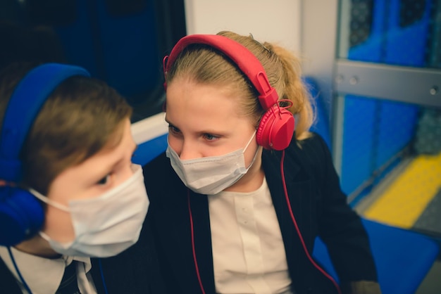 Les enfants avec un masque facial retournent à l'école après la quarantaine et le verrouillage de covid-19.