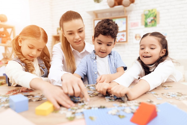 Les enfants mettent des énigmes avec les adultes.