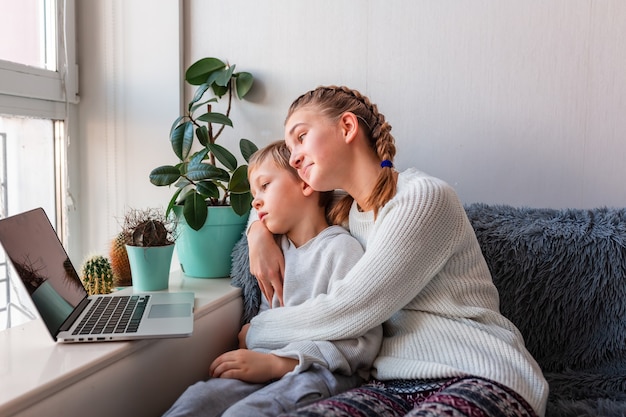Enfants mignons ayant un appel vidéo avec les grands-parents sur ordinateur portable Restez à la maison, concept de communication à distance