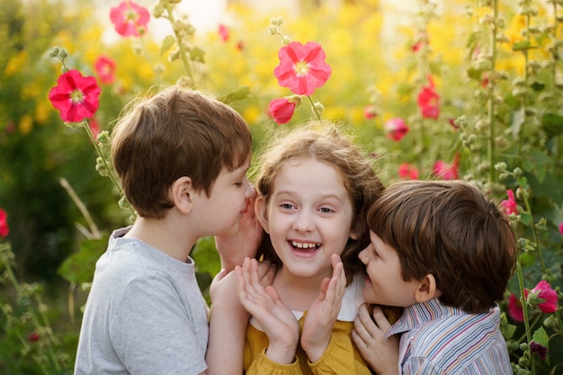 Enfants mignons chuchote en plein air l&#39;été.