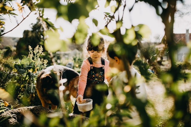 Des enfants mignons jouant dans le jardin.