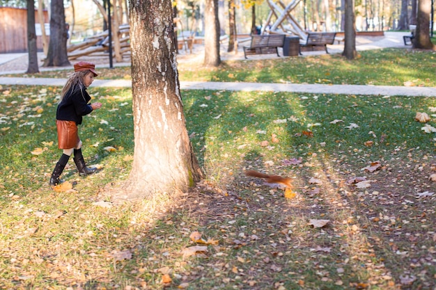 Enfants mignons jouant et riant sur la promenade d'automne