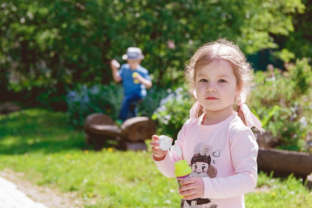 Enfants mignons jouent dans le parc