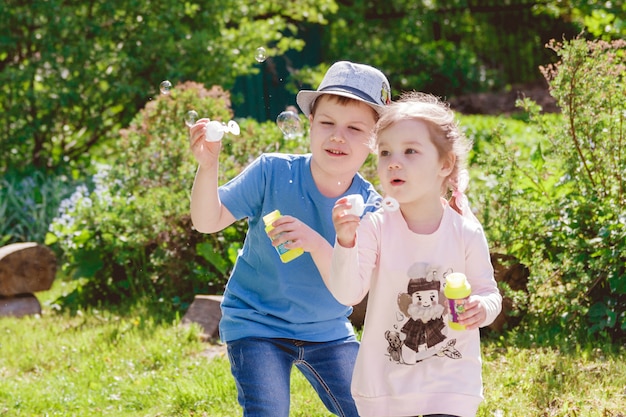 Enfants mignons jouent dans le parc