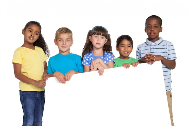 Photo enfants mignons montrant la carte blanche à la caméra