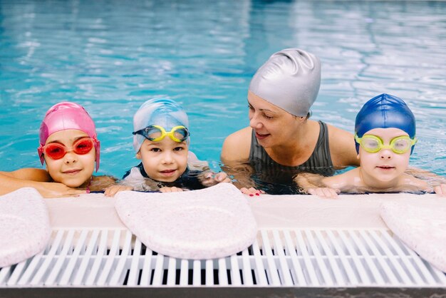 Des enfants mignons ont une leçon de natation.