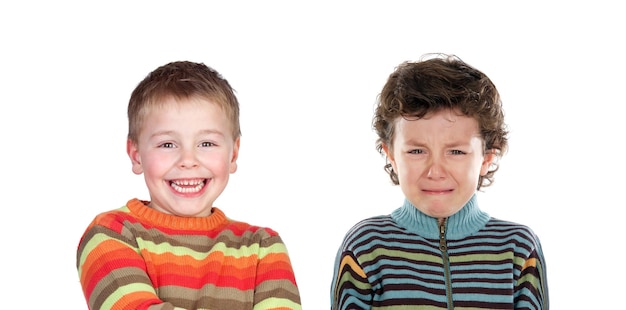 Enfants mignons pleurant isolés sur fond blanc