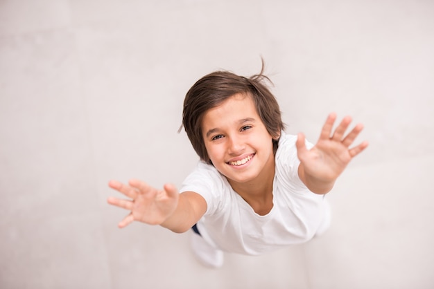 Enfants mignons posant au-dessus de l&#39;angle sur le sol