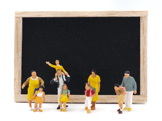 Enfants miniatures devant un tableau noir