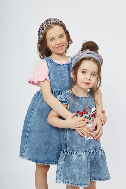 Les enfants de la mode posent pour les vêtements en jean de printemps. Joie et plaisir. jeans