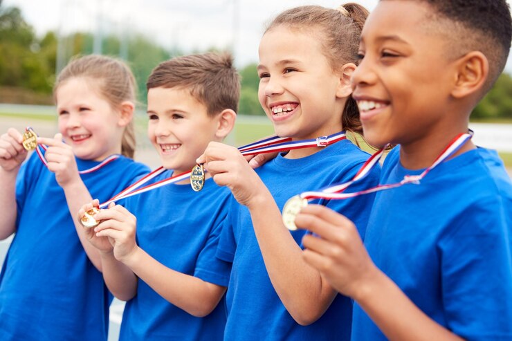 Photo les enfants montrent les médailles des vainqueurs à la journée du sport