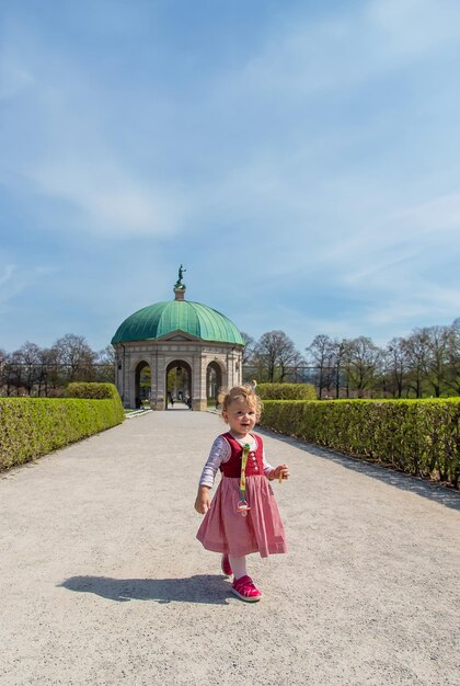 Enfants à Munich en Allemagne en costumes nationaux Mise au point sélective