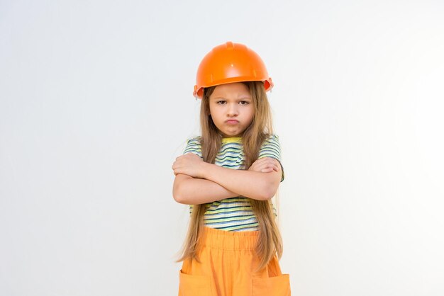 Les enfants n'aiment pas faire des réparations. Rénovation dans la chambre des enfants. La petite fille est très vexée.