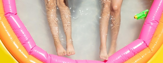 Enfants nageant dans la piscine gonflable