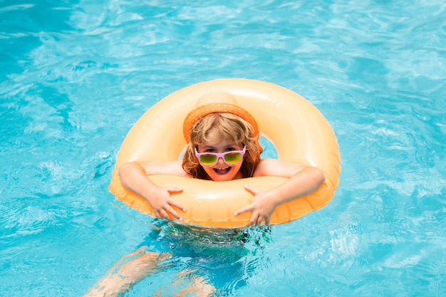 Enfants nageant et jouant dans une piscine Enfant jouant dans une piscine Mode d'été portrait d'enfants Vacances dans un complexe tropical Maillots de bain pour enfants Repos et détente d'été